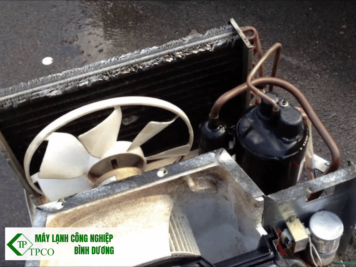 co-nen-ve-sinh-cuc-nong-may-lanh