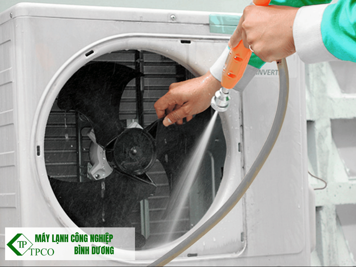 co-nen-ve-sinh-cuc-nong-may-lanh